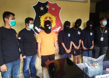 Para tersangka saat di kantor polisi