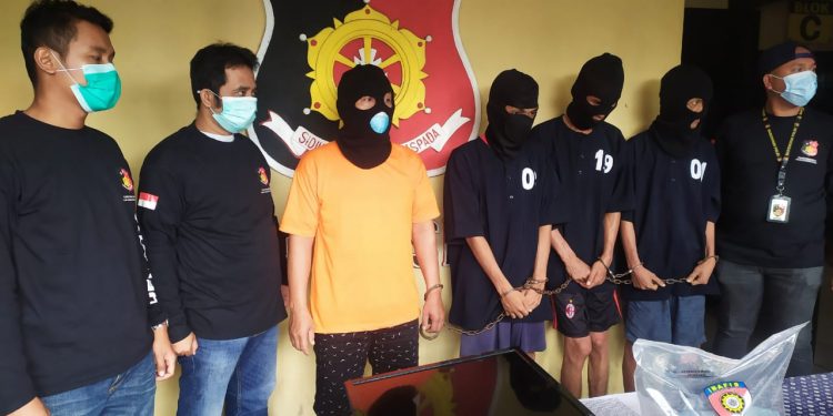 Para tersangka saat di kantor polisi
