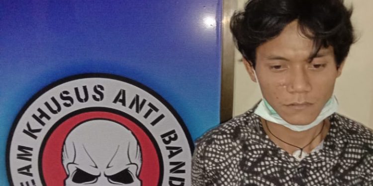 (Ignatius Siagian/taslabnews) Tersangka Ilham alias Lindung tersangka kasus pencurian dengan pemberatan