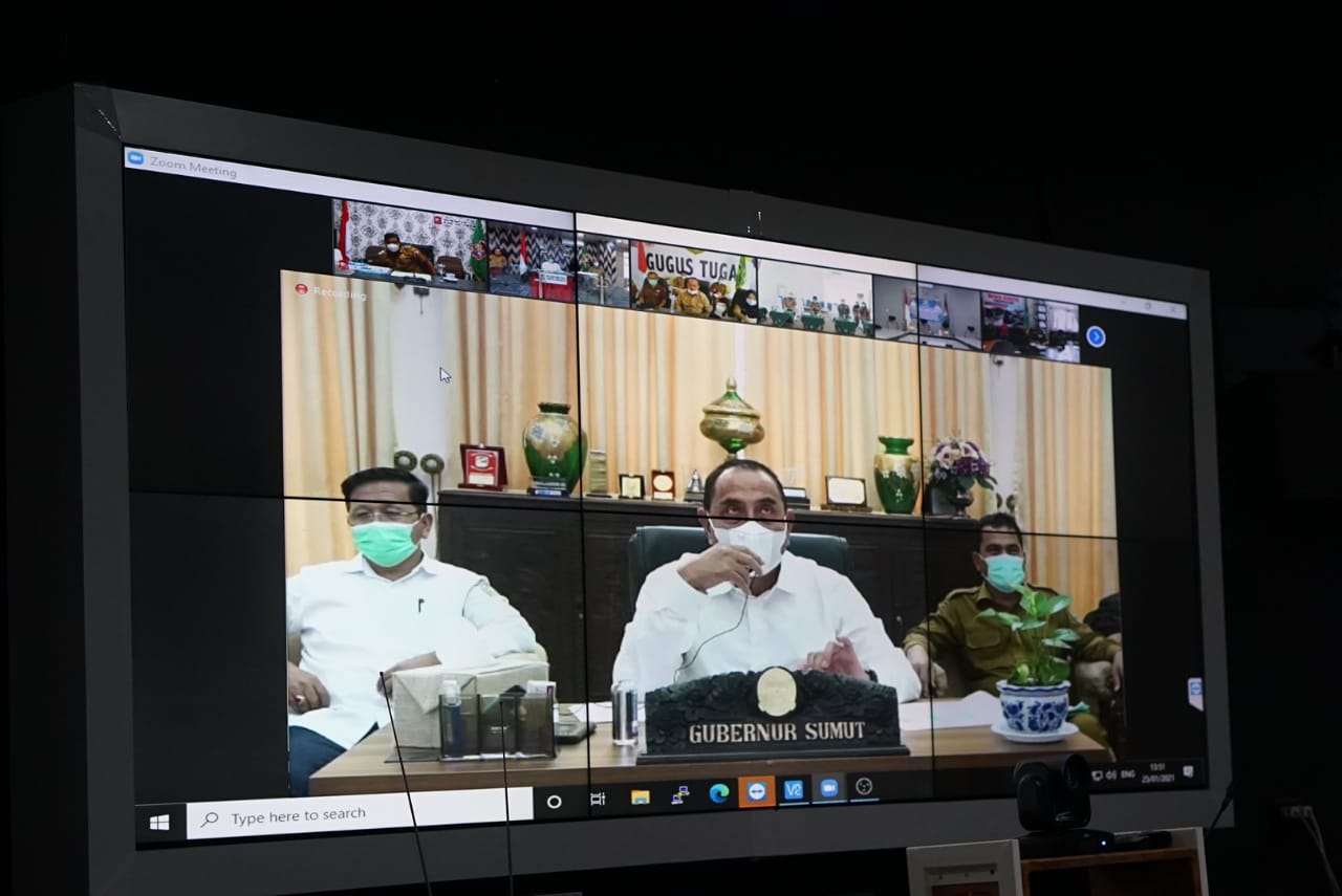 (Ignatius Siagian/taslabnews) Suasana Wali Kota Tanjungbalai H M Syahrial saat mengikuti rakor virtual dengan Gubsu