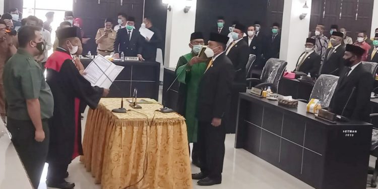 Wakil Ketua PN Rantauprapat Fauzi Isra mengambil sumpah dan janji Indra Surya Bakti Simatupang sebagai Ketua DPRD Labuhanbatu Utara.
Foto/teks: richard silaban