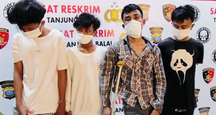Empat tersangka pelaku pencurian dengan pemberatan yang diamankan Polres Tanjungbalai.
foto/teks: ignatius siagian