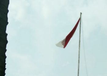 Miris, Kepala SDN 010073 Tak Tau Bendera Merah Putih Berkibar di Tiang dengan Satu Ikatan