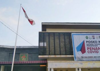 Bendera Merah Putih di Gedung Posko Satgas Covid-19 Berkibar dengan Satu Tali Terikat