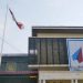 Bendera Merah Putih di Gedung Posko Satgas Covid-19 Berkibar dengan Satu Tali Terikat