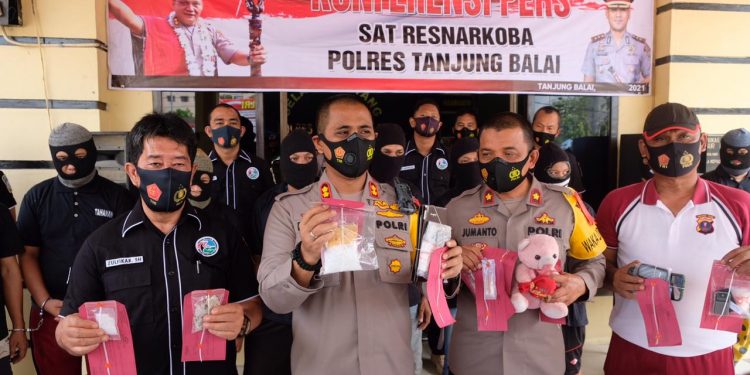 Suasana konferensi pers tentang pengungkapan kasus Narkotika yang dilaksanakan di depan Lobi Utama Polres Tanjungbalai.