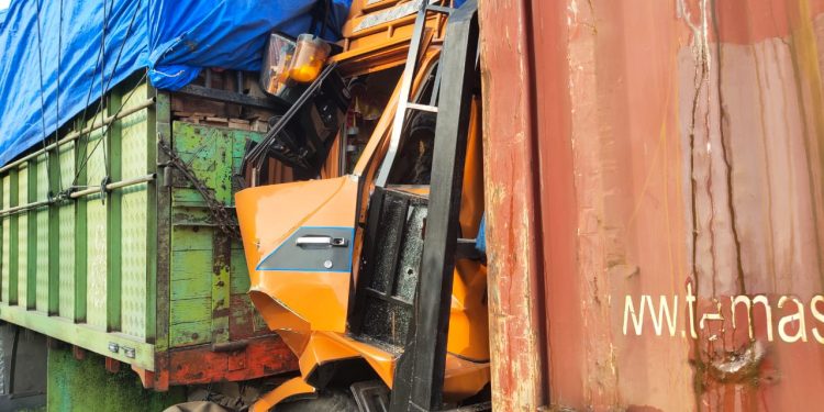 Kondisi kedua truk sebelum diderek ke Kantor Sat Lantas Polres Asahan.
