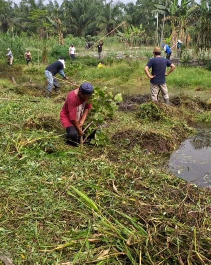 Warga membersihkan lokasi yang akan dijadikan objek wisata