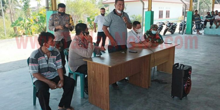 Suasana rembuk desa membahas isu begu ganjang di Desa Rawang Pasar VI.