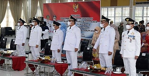 H Surya Bsc dan Taufik Zainal Abidin (nomor 3 dan 4 dari kiri) dalam acara pelantikan di Kantor Gubsu.