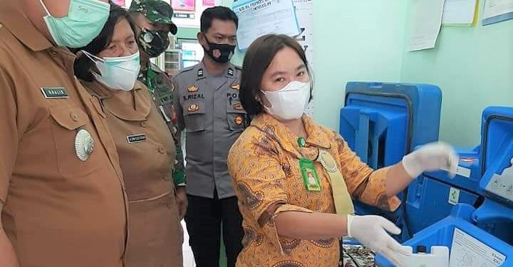 Camat Meranti, Khualid Armansyah memeriksa persediaan vaksin Covid-19 sebelum pelaksanaan vaksinasi terhadap tenaga medis.
foto/teks: edi surya