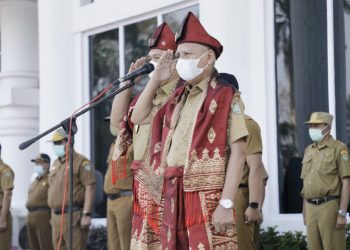 Bupati dan Wakil Bupati Asahan Pakai Tanjak Saat Apel Gabungan Perdana