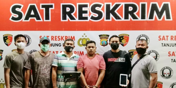 Tersangka Rudianto Sirait alias Rudi, sang pembobol rumah saat diamankan di Polsek Tanjungbalai Selatan, Polres Tanjungbalai.