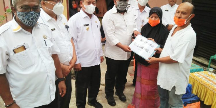 Penyerahan bantuan sosial kepada korban kebakaran di Lingkungan V, Kelurahan Selat Lancang, Kecamatan Datuk Bandar Timur, Kota Tanjungbalai.
foto/teks: ignatius siagian