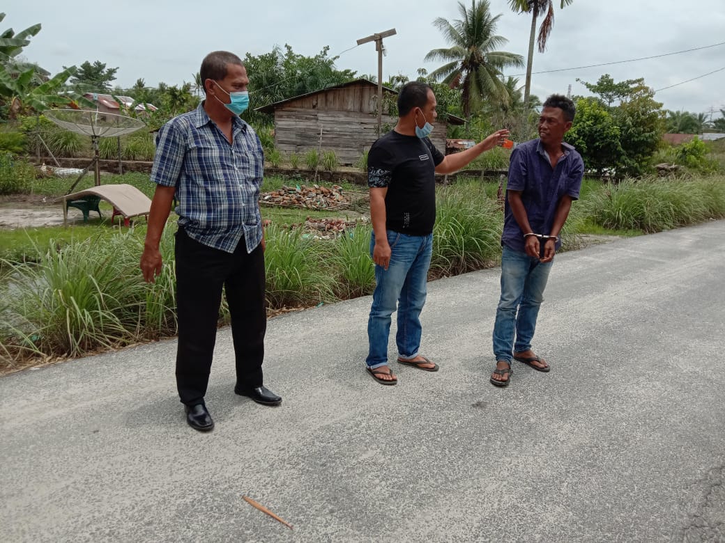 (Ignatius Siagian/taslabnews) Ketiga orang tersangka saat diamankan di Polres Tanjungbalai.