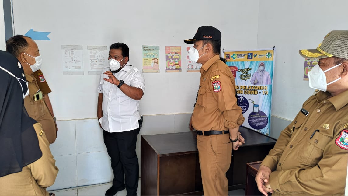 (Ignatius Siagian/taslabnews) Saat Wali Kota Tanjungbalai, H M Syahrial meninjau kegiatan vaksinasi kepada para tenaga kesehatan yang bekerja di Puskesmas Semula Jadi, Kecamatan Datuk Bandar Timur, Kota Tanjungbalai, Senin (8/3).