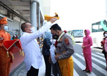 Tiba di Kualanamu, Kapoldasu Irjen Pol Panca Putra Dipakaikan Pakaian Adat Melayu