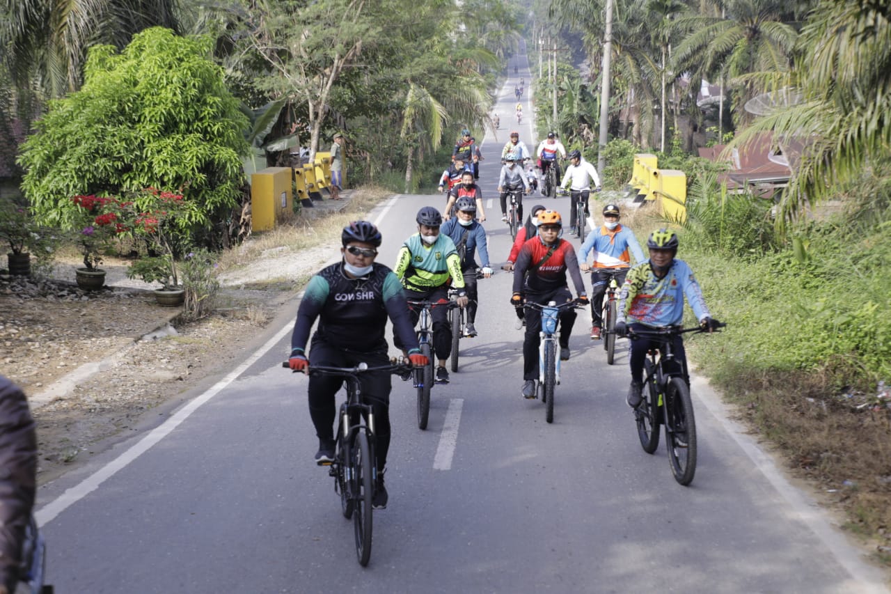 Bupati Asahan H Surya dan unsur pimpinan OPD saat olahraga naik sepeda.