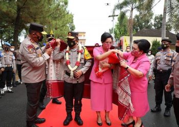 Tiba di Mapoldasu, Kapoldasu Baru Irjen Pol R Z Panca Putra S Dipakaian Ulos