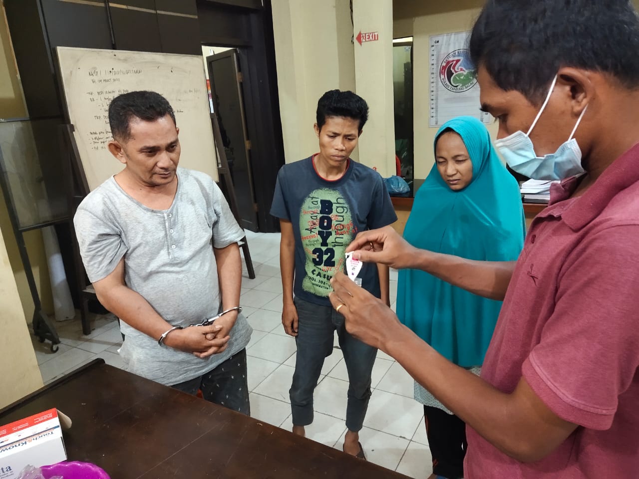 (Ignatius Siagian/taslabnews)  Ketiga orang kurir sabu saat diamankan di Polres Tanjungbalai