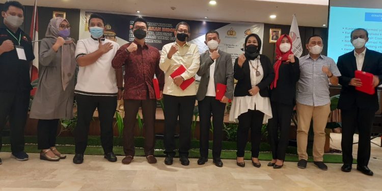 Seluruh panitia penyelenggara, perwakilan Mabes Polri dan narasumber berfoto bersama usai kegiatan Dialog Interaktif Nasional.
foto: iwo