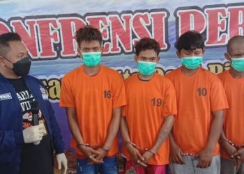 Tersangka spesialis pencuri sepedamotor di masjid dan penadahnya yang diringkus polisi