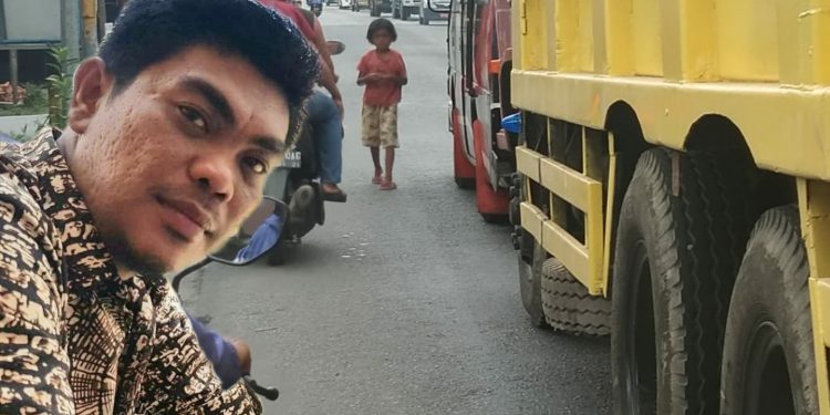 Seorang bocah perempuan sedang mengemis di Simpang Katarina, Asahan.  Khairul Anhar Harahap SH (foto inset).
foto: dokumen