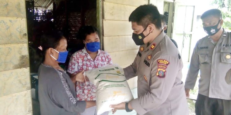 Kapolsek Kisaran Kota, Iptu Joy Ananda Putra Sianipar menyerahkan bantuan sembako kepada warga dalam kegiatan Minggu Berkat.
foto/teks: edi surya
