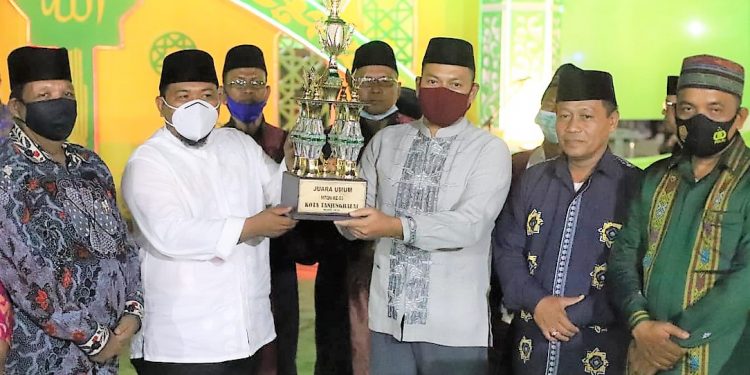 Wali Kota Tanjungbalai, HM Syahrial menyerahkan piala juara umum MTQN ke-53 Kota Tanjungbalai.
foto/teks: ignatius siagian