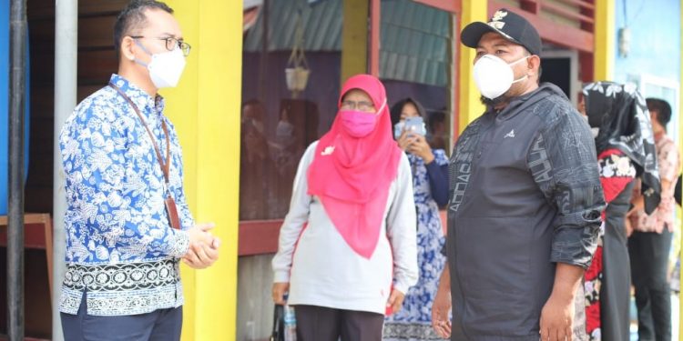 Wali Kota Tanjungbalai, H M Syahrial SH MH mengunjungi Kantor P2KP Kota Tanjungbalai.
foto/teks: ignatius siagian
