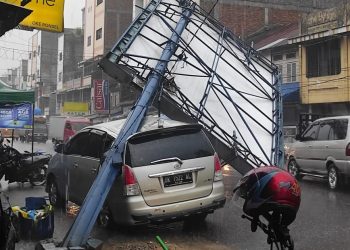 Mobil Innova Ringsek Tertimpa Papan Reklame