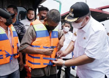 Peduli Keselamatan Nelayan, Wakil Bupati Asahan Bagikan Life Jacket