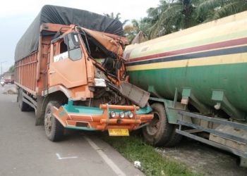 Truk Barang Seruduk Truk Tangki yang Parkir di Jalinsum Asahan
