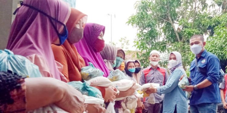 Ketua PW IWO Sumut, Yudhistira (kemeja biru tua) dan Ketua PD IWO Sergai, Zuhari (pakai lobe) dalam kegiatan pemberian sembako bagi kaum dhuafa di Kabupaten Sergai.