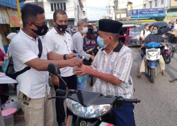 Peringati Hari Kartini, Polsek Kota Kisaran Bagi-bagi Takjil