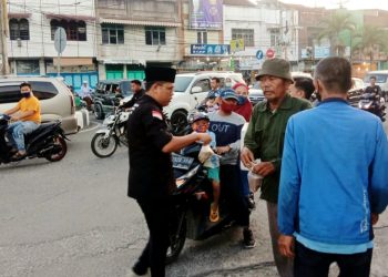 DPP KOMASI Bagikan Takjil dan Masker ke Warga Asahan