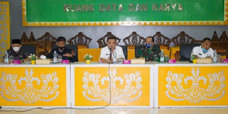 Plh Bupati Labuhanbatu saat memimpin rapat pembentukan panitia safari ramadhan tahun 2021.