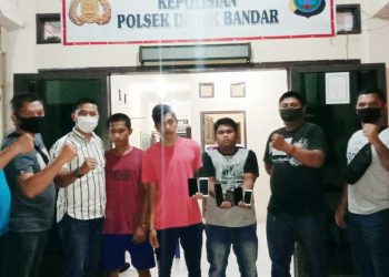 (Ignatius Siagian/taslabnews) Ketiga orang tersangka pembobol toko ponsel saat di amankan Polsek Datuk Bandar Polres Tanjungbalai.