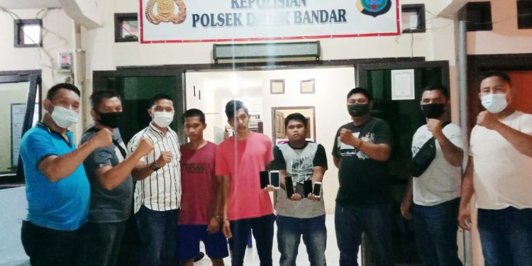(Ignatius Siagian/taslabnews) Ketiga orang tersangka pembobol toko ponsel saat di amankan Polsek Datuk Bandar Polres Tanjungbalai.