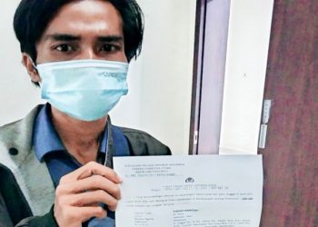 Ikhram Riansyah korban pemukulan oknum anggota saat menunjukkan surat pengaduan polisi.