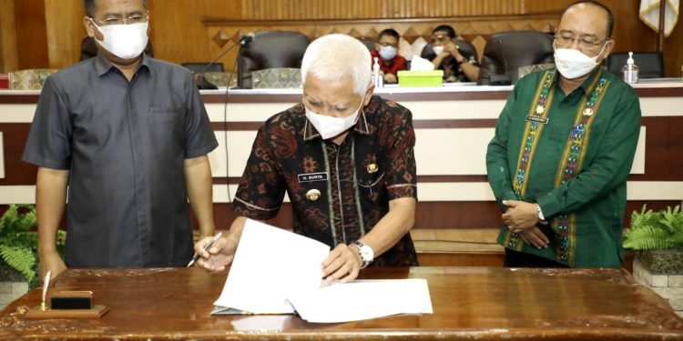 Bupati Asahan, H Surya BSc menandatangani nota kesepakatan laporan hasil pembahasan awal RPJMD Asahan Tahun 2021 - 2026 disaksikan Ketua DPRD Asahan, H Baharuddin Harahap dan Sekdakab Asahan.