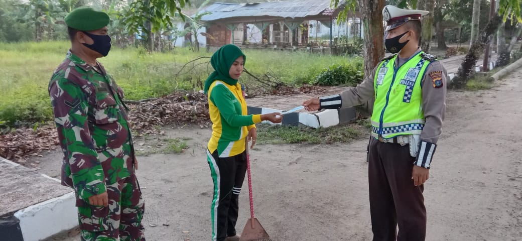 Operasi Keselamatan Toba 2021, Sat Lantas Polres Tanjungbalai Bagikan Masker Gratis
