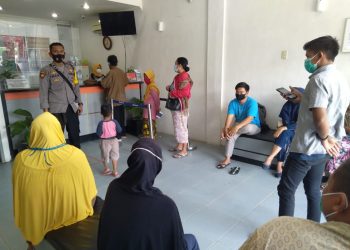 Hindari Kerumunan Warga di BRI Rahuning, Personil Polsek Pulau Raja Awasi Penyaluran BPUM