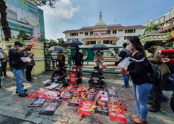 Bobby Enggan Minta Maaf, Jurnalis Tabur Bunga di Depan Pemko Medan