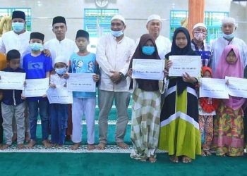 Pemkab Labuhanbatu Santuni Anak Yatim dan Serahkan Vacum Cleaner Untuk Masjid