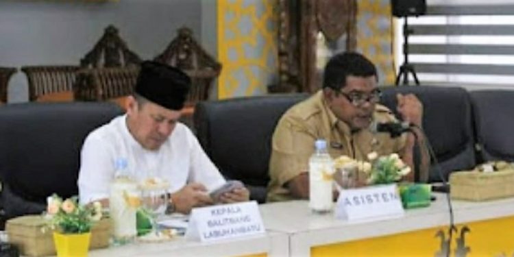 Asisten lll Zaid Harahap (kanan) Kaban Balitbang (kiri) terlihat saat mengelar rapat tersebut.