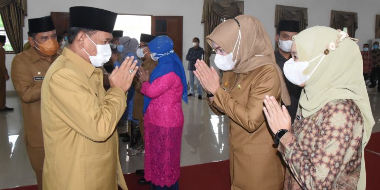 Bupati Deli Serdang, H Ashari Tambunan memberikan ucapan selamat kepada Kadis Kominfo yang baru Dr. Dra. Hj. Miska Gewasari MM usai dilantik di Aula Cendana Lantai II Kantor Bupati, Lubuk Pakam, Jumat (30/4/2021). 
(Foto istimewa)