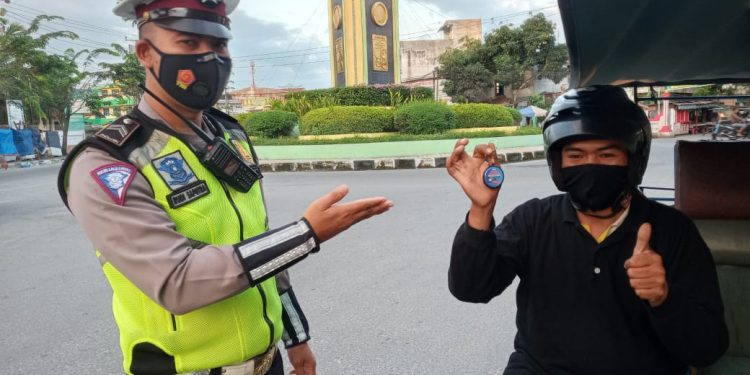 Pemberian reward kepada setiap pengendara sepeda motor, beca motor yang mematuhi peraturan lalu lintas dan protokol kesehatan (Prokes) di Kota Tanjungbalai, Senin (3/5/2021).