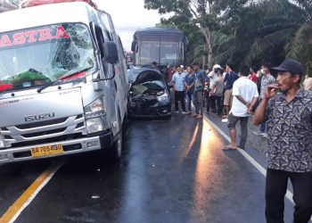 Ugal-ugalan, Bus Rapi Seruduk Mobil Honda Embrio di Jalinsum Asahan