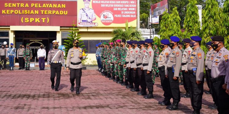 Kapolres Tanjungbalai, AKBP Putu Yudha Prawira SIK MM melakukan pemeriksaan lpasukan pada apel gelar pasukan Operasi Ketupat Toba 2021 di Lapangan Apel Polres Tanjungbalai.